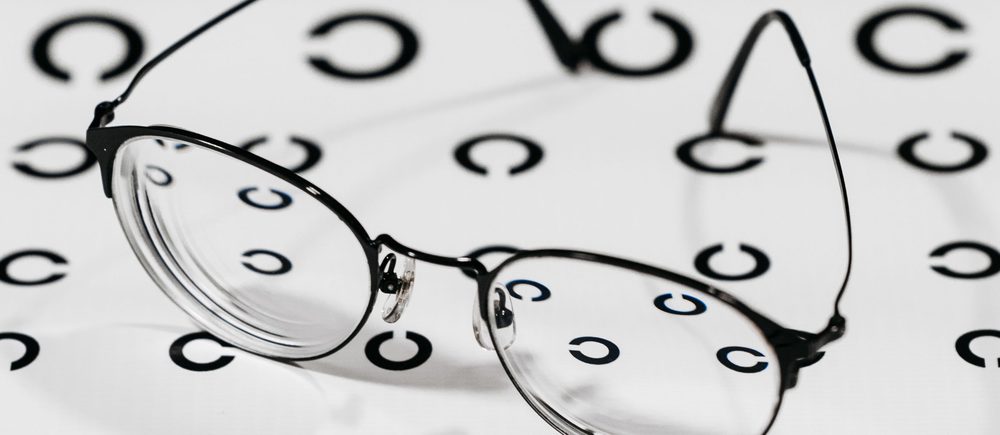 Essayage d'une monture de lunettes