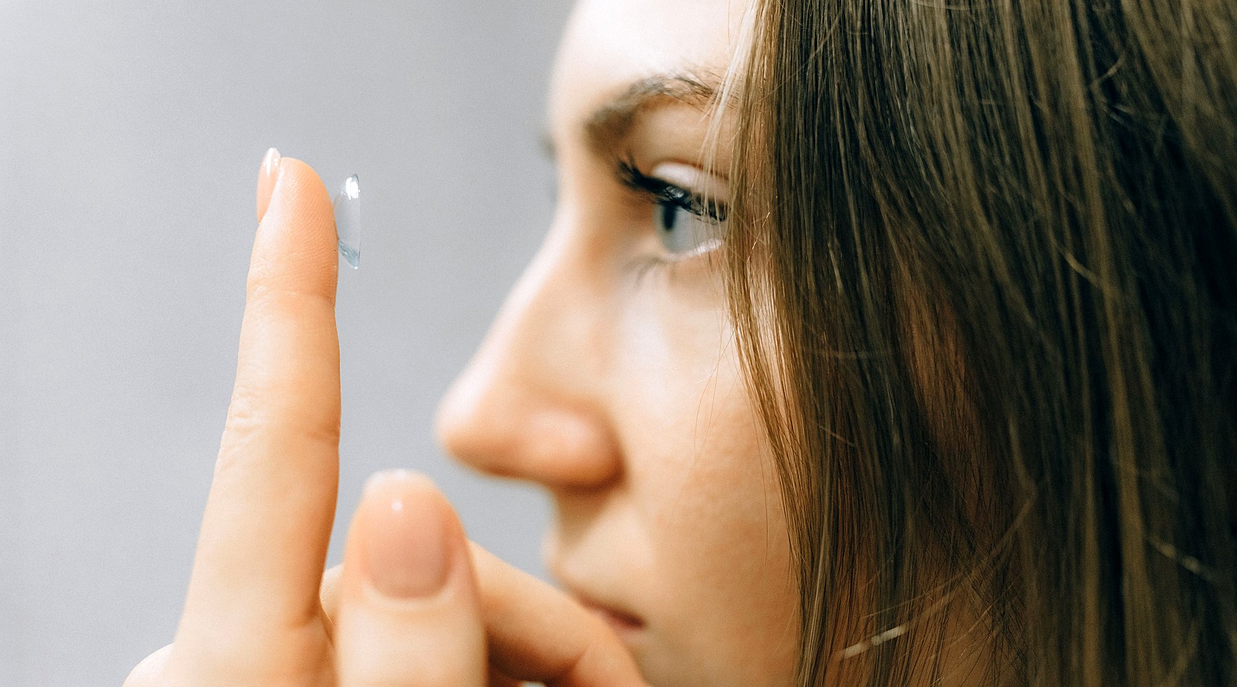 Gros plan sur une lentille de contact souple posée sur un doigt