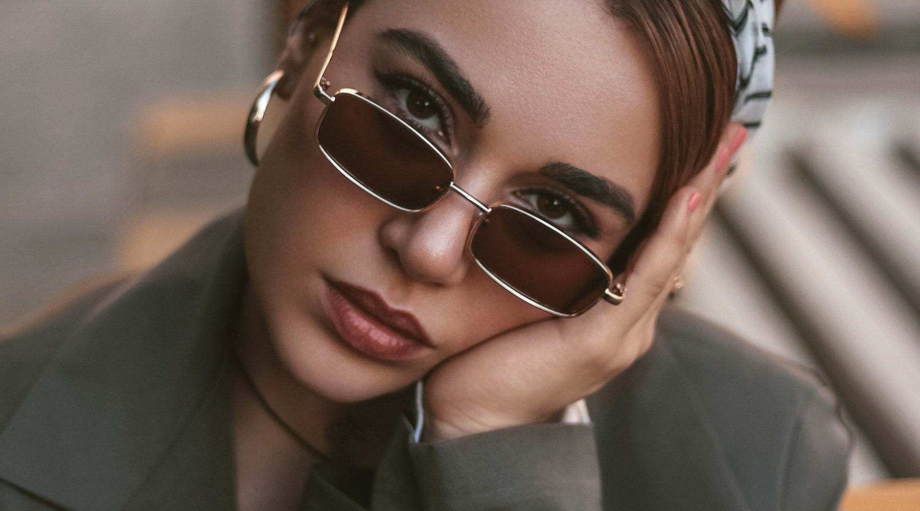 Portrait mode avec lunettes de soleil fines, tendances 2026