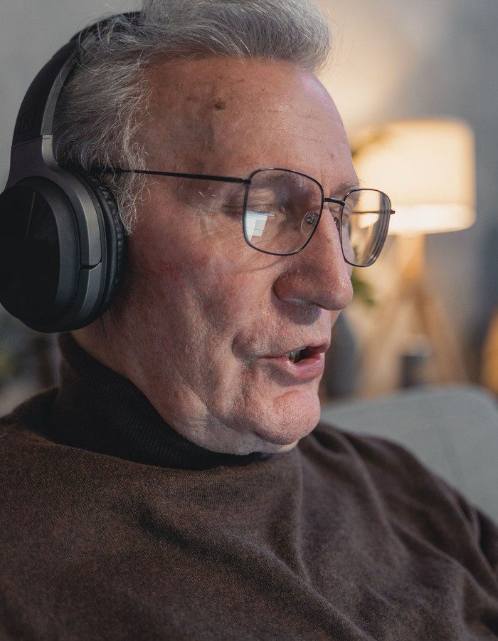 Personne portant un appareil auditif intra-auriculaire