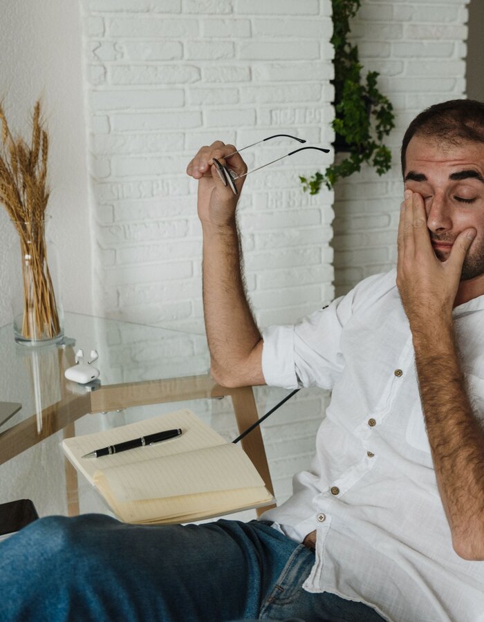 Personne se frottant les yeux, fatigue oculaire liée aux écrans