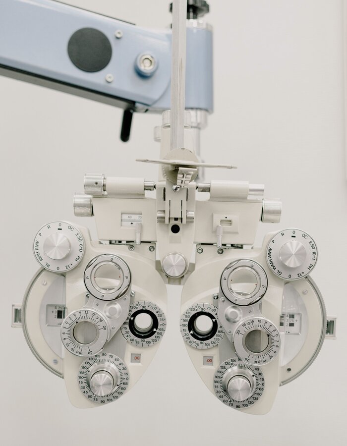 Personne essayant une paire de lunettes de soleil en boutique d'optique