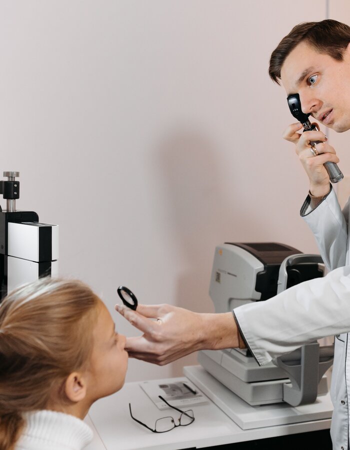 Enfant souriant passant un test de vue chez l'opticien